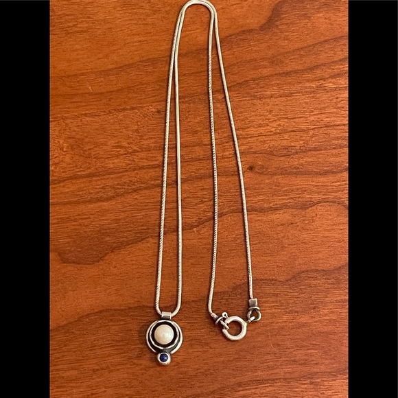 Sterling silver necklace with pearl and a small lapis stone - Picture 3 of 7